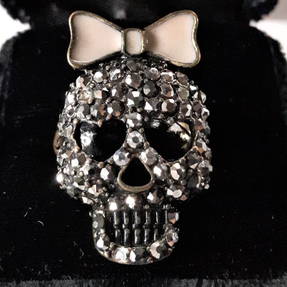 Betsey Johnson gunmetal grey rhinestone SKULL ring